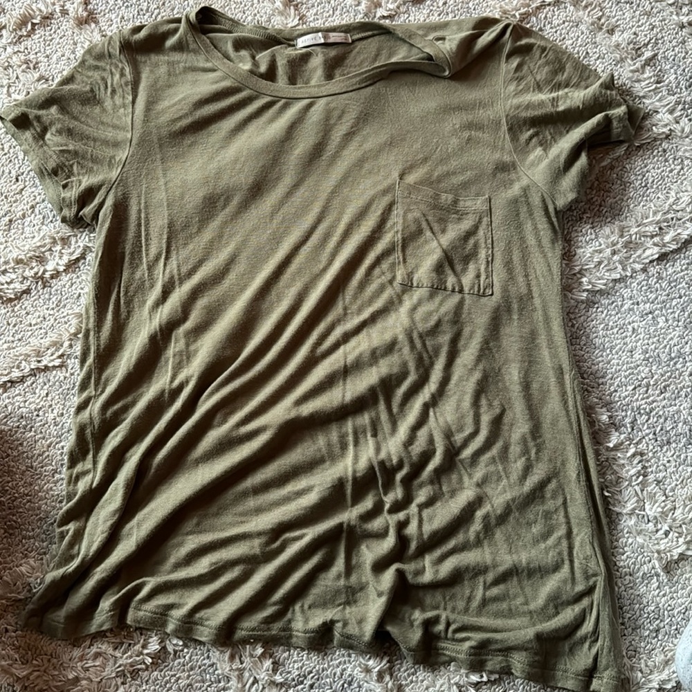Active basic women’s army green t shirt size large - never worn